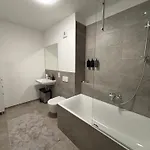 公寓 Neu In Stilvolles Mit Balkon, Kueche & Parkplatz