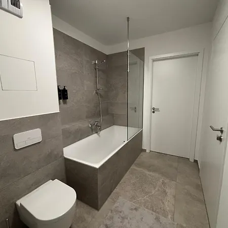 Neu In Stilvolles Mit Balkon, Kueche & Parkplatz 德累斯顿
