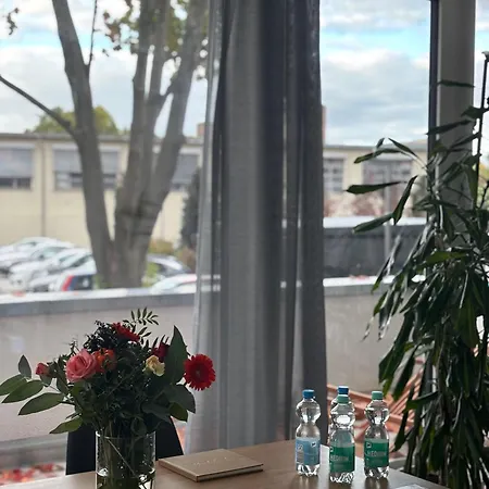 Neu In Stilvolles Mit Balkon, Kueche & Parkplatz 드레스덴