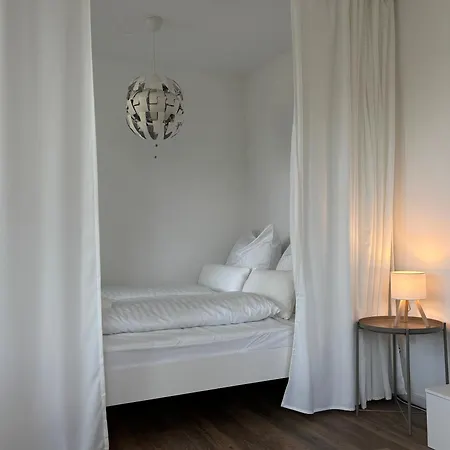 Neu In Stilvolles Mit Balkon, Kueche & Parkplatz 아파트