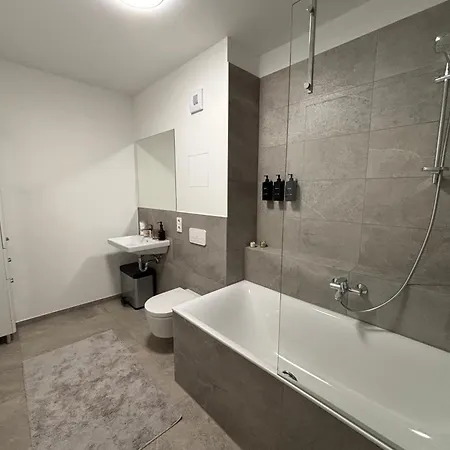公寓 Neu In Stilvolles Mit Balkon, Kueche & Parkplatz