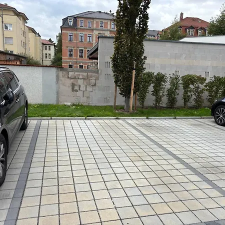 Neu In Stilvolles Mit Balkon, Kueche & Parkplatz Apartament Drezno