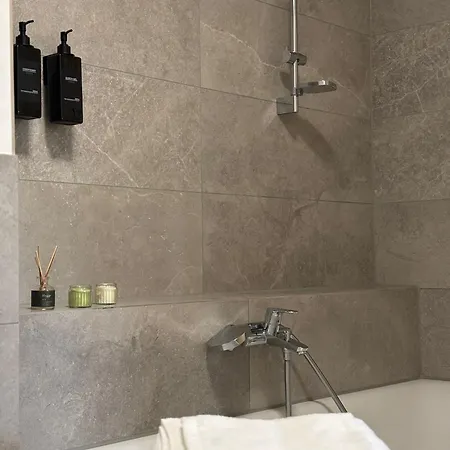 Neu In Stilvolles Mit Balkon, Kueche & Parkplatz Apartamento