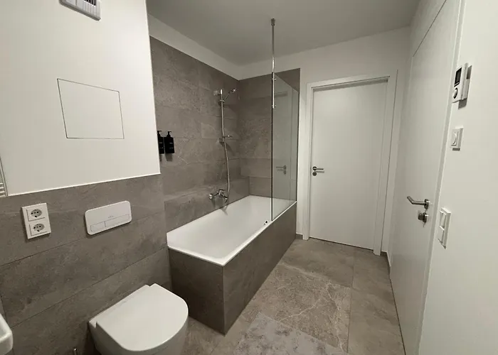 Neu In Stilvolles Mit Balkon, Kueche & Parkplatz Drezno