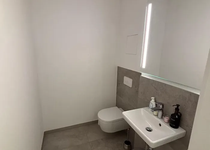 Neu In Stilvolles Mit Balkon, Kueche & Parkplatz * Drezno