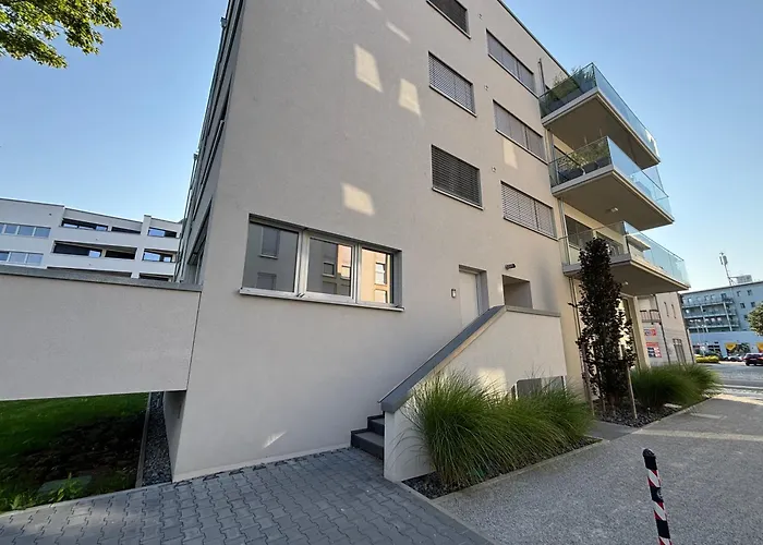 Neu In Stilvolles Mit Balkon, Kueche & Parkplatz * Drezno
