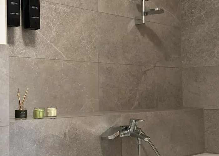 Neu In Stilvolles Mit Balkon, Kueche & Parkplatz Apartament