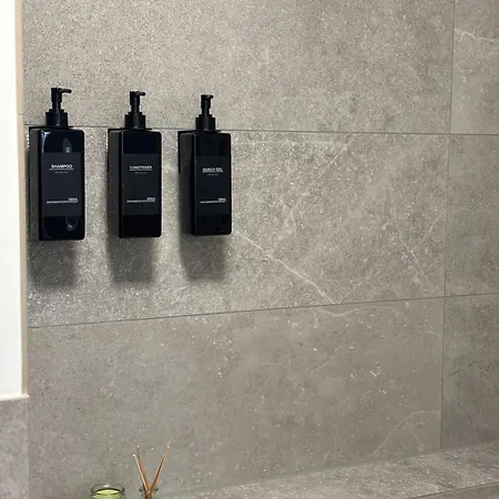 Neu In Stilvolles Mit Balkon, Kueche & Parkplatz * דרזדן