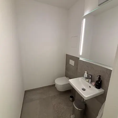 Neu In Stilvolles Mit Balkon, Kueche & Parkplatz * דרזדן