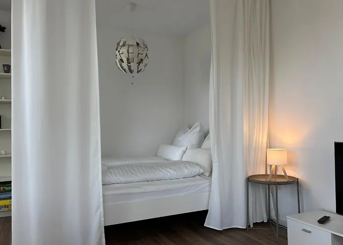 Neu In Stilvolles Mit Balkon, Kueche & Parkplatz Appartement