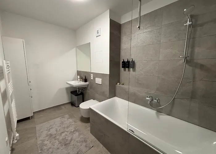 Appartement Neu In Stilvolles Mit Balkon, Kueche & Parkplatz